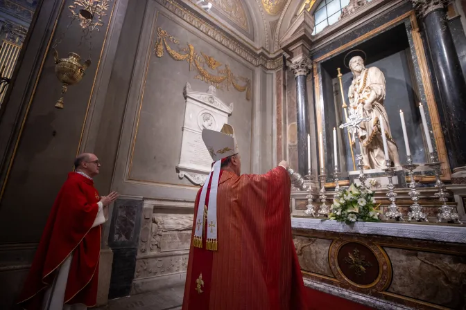Cardenal Artime junto a la imagen de Santiago Apóstol en la iglesia de los españoles en Roma