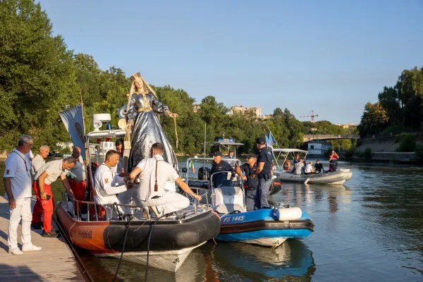 They place the Marian statue in a boat on the Tiber River.  Credit: Daniel Ibáñez/EWTN News