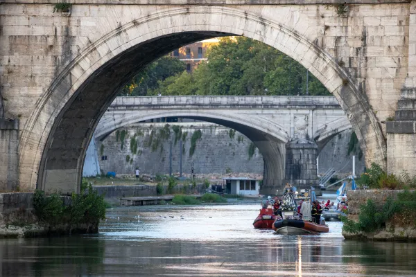 The Virgin of Carmen travels along the Tiber River.  Credit: Daniel Ibáñez/EWTN News