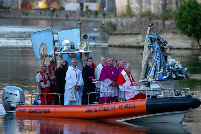 El Cardenal Parolin en la barca junto a la Virgen