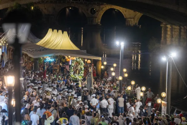 Hundreds of Romans gather on the banks of the Tiber River.  Credit: Daniel Ibáñez/EWTN News