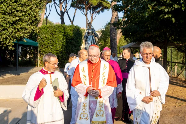 El Cardenal Pietro Parolin participa en la procesión. Crédito: Daniel Ibáñez/ EWTN News