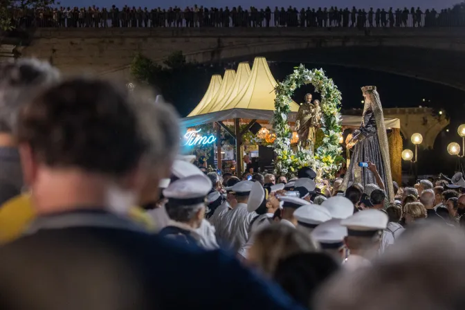 La Virgen del Carmen llega al barrio de Tertevere después de la procesión por el río