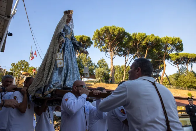 Fieles llevan a la Virgen hasta el río Tíber