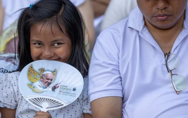 Una joven católica asiste a la Misa papal en el estadio Gelora Bung Karno en Yakarta, el jueves 5 de septiembre de 2024. Crédito: Daniel Ibáñez / EWTN News.