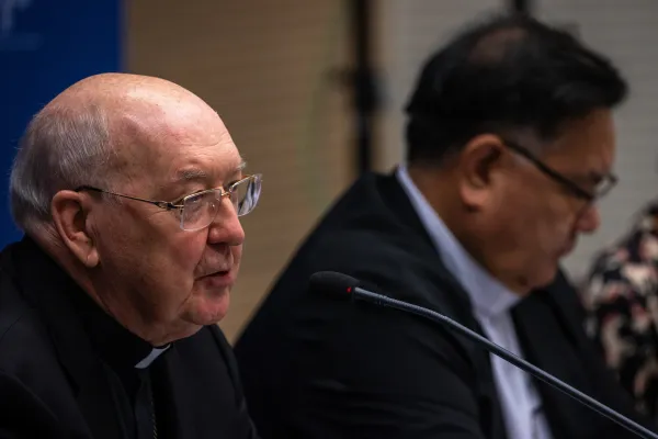 El Cardenal Kevin Farrell durante la rueda de prensa de esta mañana en Roma. Crédito: Daniel Ibáñez/ EWTN News