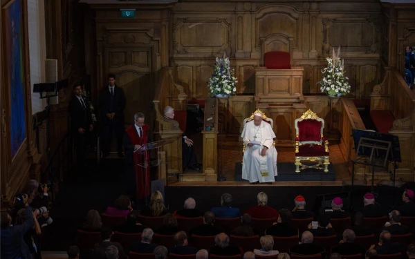 El Papa se reúne con académicos de la KU Leuven, una universidad católica de investigación belga, el viernes 27 de septiembre de 2024. Crédito: Daniel Ibáñez / EWTN News.