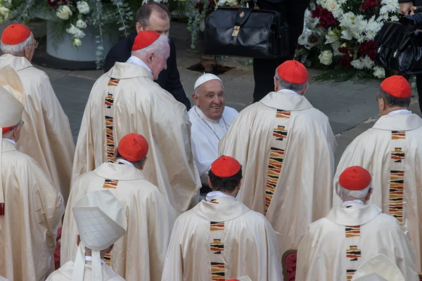 El Papa Francisco saluda a los obispos presentes en la Santa Misa. Crédito: Daniel Ibáñez