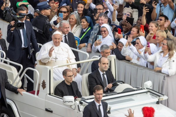 El Santo Padre saluda a los peregrinos desde el papamóvil antes de regresar a la Casa Santa Marta. Crédito: Daniel Ibáñez