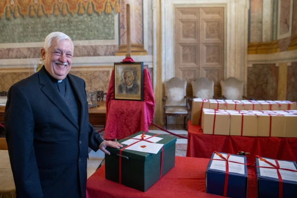 El P. Arturo Sosa Abascal junto a los documentos de la causa que serán entregados al Vaticano. Crédito: Daniel Ibáñez/EWTN News