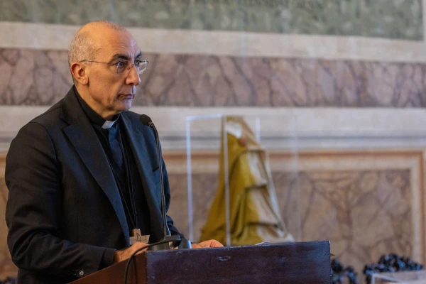 Mons. Baldassare Reina durante su intervención en el acto celebrado en el Palacio de Letrán. Crédito: Daniel Ibáñez/EWTN NEWS