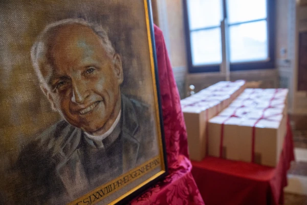 Imagen del P. Arrupe junto a los archivos de la fase diocesana. Crédito: Daniel Ibáñez/EWTN News