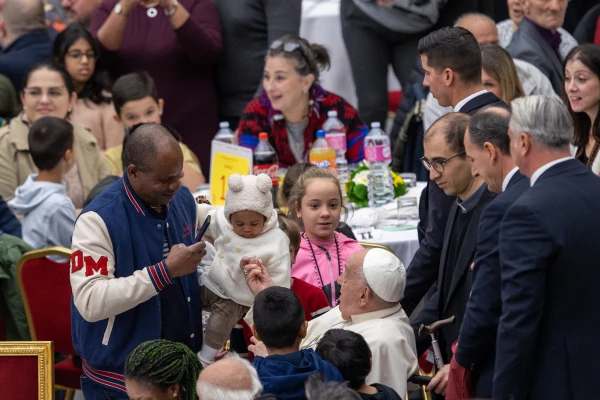 El Papa Francisco saludó a los invitados al almuerzo por la VIII Jornada Mundial de los Pobres. Crédito: Daniel Ibáñez / EWTN News.