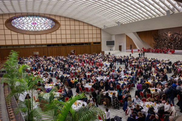 El Aula Pablo VI recibió a 1.300 personas necesitadas para almorzar con el Papa Francisco, con ocasión de la VIII Jornada Mundial de los Pobres. Crédito: Daniel Ibáñez / EWTN News.