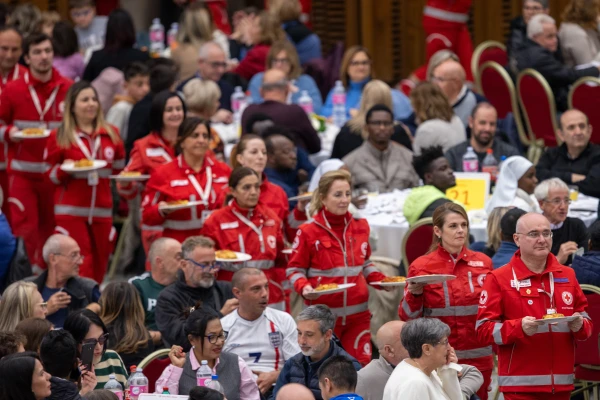 La Cruz Roja Italiana colaboró con el almuerzo por la VIII Jornada Mundial de los Pobres. Crédito: Daniel Ibáñez / EWTN News.