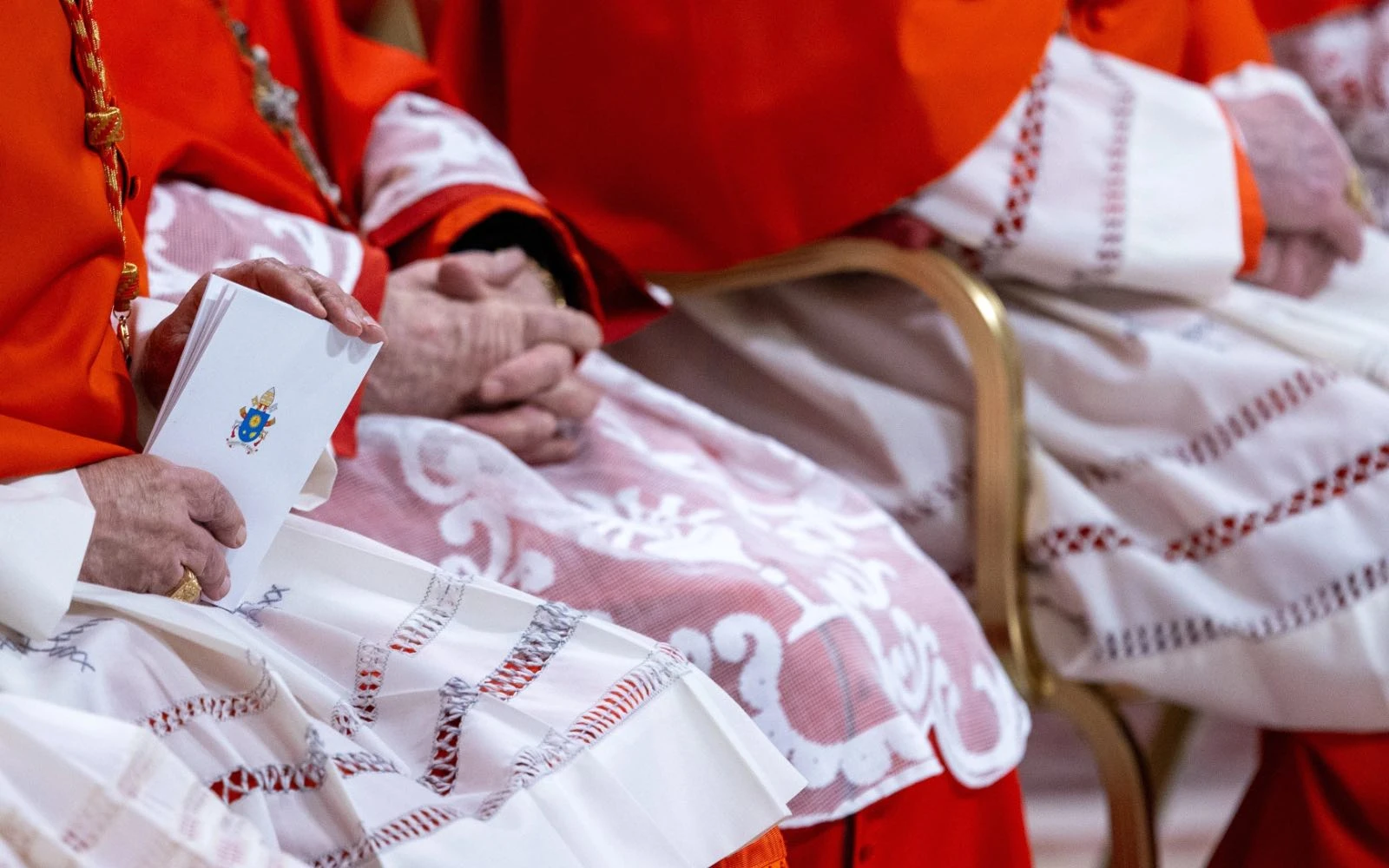 Los cardenales siguen la ceremonia durante el consistorio público ordinario para la creación de nuevos cardenales en la Basílica de San Pedro, Ciudad del Vaticano, el 7 de diciembre de 2024.?w=200&h=150