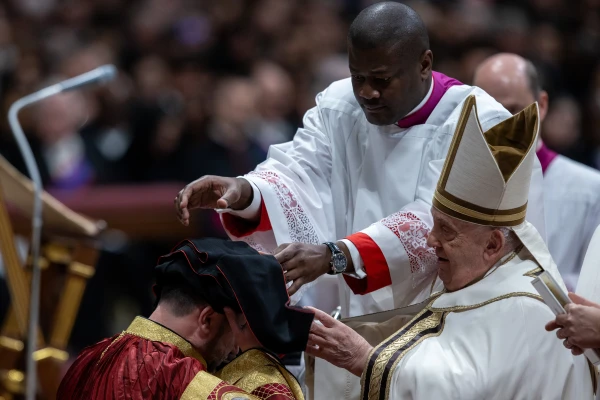 El Papa Francisco coloca el koukoulion al Cardenal Bychok en el consistorio en el que creó a 21 cardenales en el Vaticano. Crédito: Daniel Ibáñez / EWTN News.