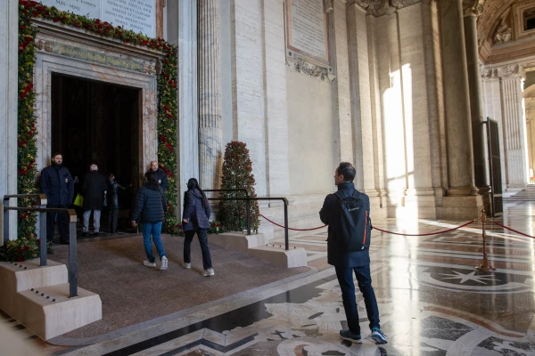 Peregrinos cruzan la Puerta Santa de la Basílica de San Pedro en el Vaticano. Crédito: Daniel Ibáñez / EWTN News.