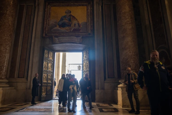 Peregrinos cruzan la Puerta Santa de la Basílica de San Pedro en el Vaticano. Crédito: Daniell Ibáñez / EWTN News