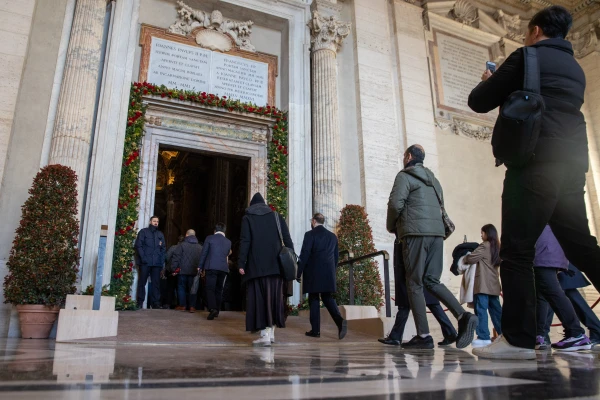 Peregrinos cruzan la Puerta Santa de la Basílica de San Pedro en el Vaticano. Crédito: Daniel Ibáñez / EWTN News.