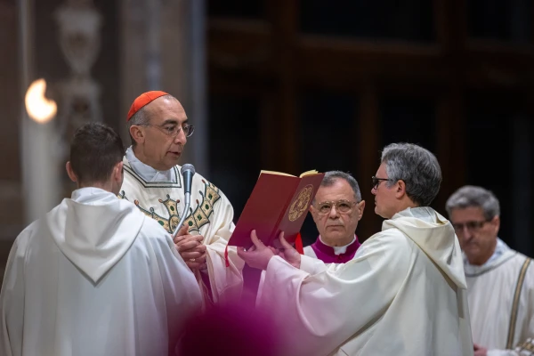 Cardenal Baldassare Reina en la Misa de ordenación de un Obispo Auxiliar de Roma. Crédito: Daniel Ibáñez / EWTN News.