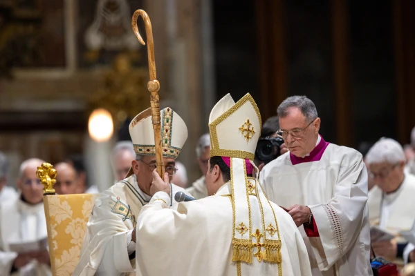 El Cardenal Reina entrega al nuevo obispo el báculo episcopal. Crédito: Daniel Ibáñez / EWTN News.