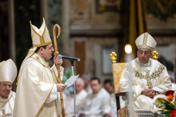 El Cardenal Reina y el nuevo obispo. Crédito: Daniel Ibáñez / EWTN News,