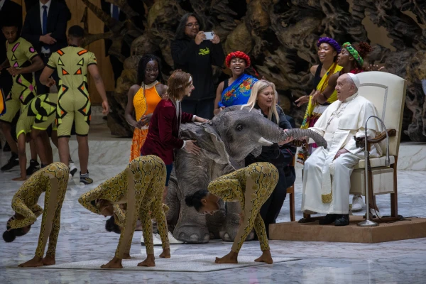 Papa Francisco saluda al elefante en el Aula Pablo VI. Crédito: Daniel Ibáñez/ EWTN News