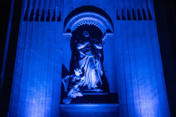 Illuminated statues guide artists in the dark. Credit: Daniel Ibáñez/ Ewtn News