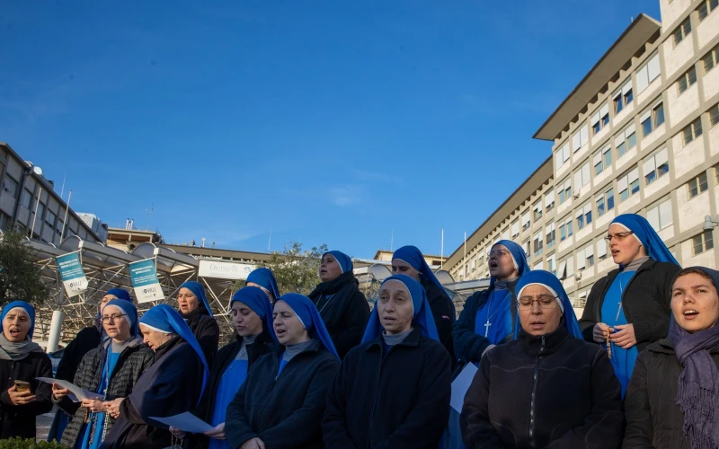 El Papa Francisco presenta “leve mejoría”, pero los médicos mantienen el pronóstico reservado