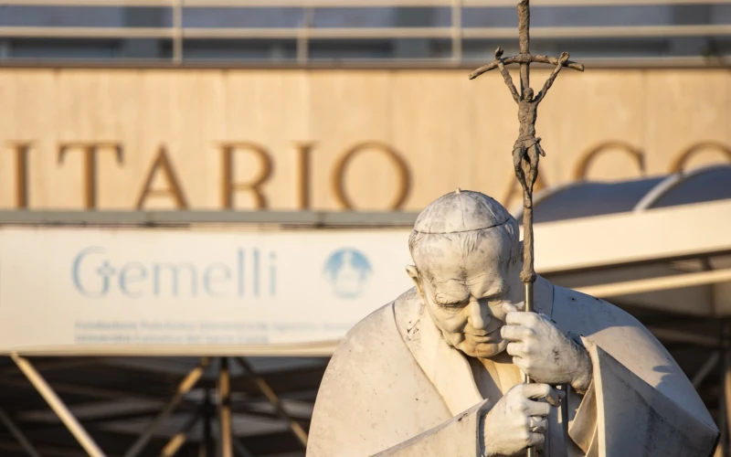 El Papa Francisco sigue en estado crítico, aunque no ha vuelto a tener crisis respiratorias