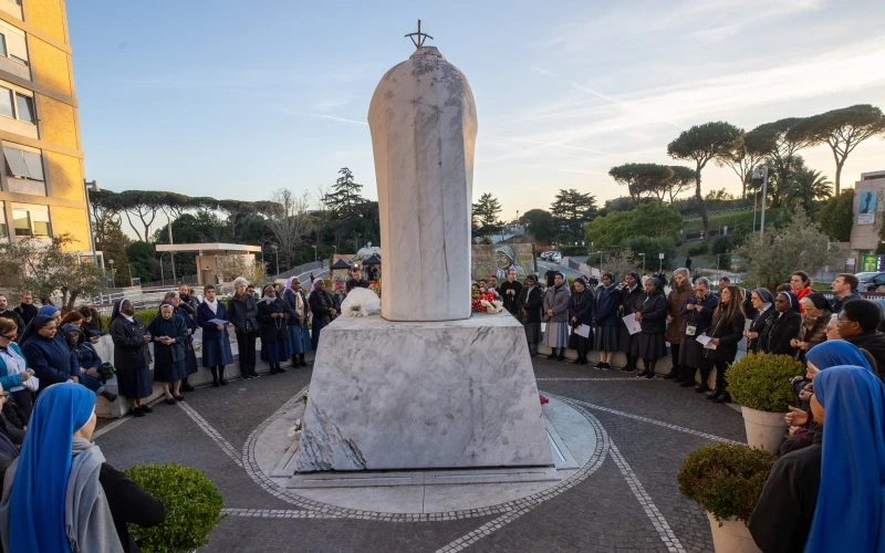 El Papa Francisco pasa la novena noche hospitalizado “tranquila”, pero su estado es crítico