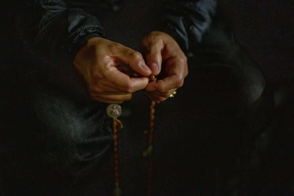 Dozens of faithful pray the Rosary in the Plaza de San Pedro for the recovery of the Holy Father. Credit: Daniel Ibañez/Ewtn News