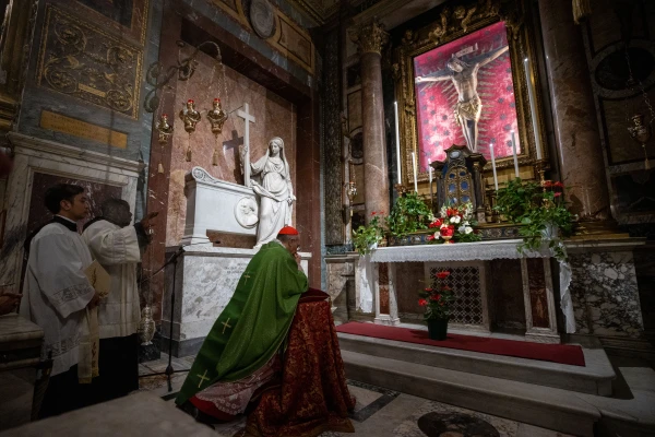 Cardinal Vicar for the Diocese of Rome, praying before the crucifix. Credit: Daniel Ibañez/Ewtn News