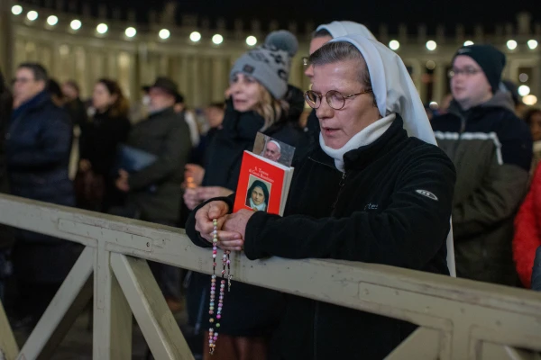 Hundreds of people pray every night for the recovery of Pope Francis. Credit: Daniel Ibañez/Ewtn News