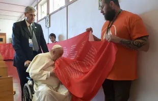 El Papa Francisco besando la bandera que reconoce a las víctimas de los antiguos colegios residenciales de Canadá. Crédito: Vatican Media. 
