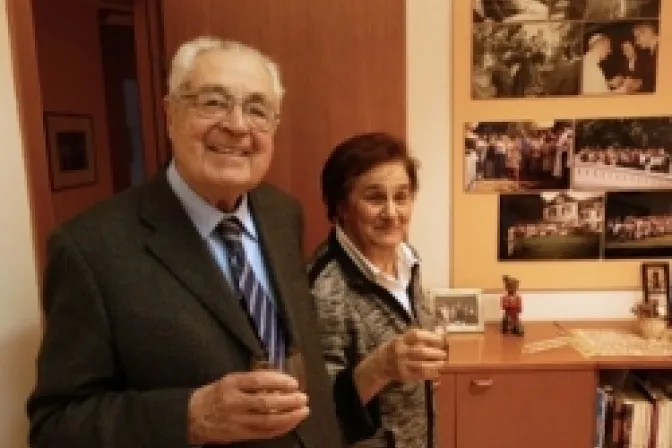 Amor en familia supera obstáculos, dice matrimonio de 60 años que escribe Via Crucis del Papa