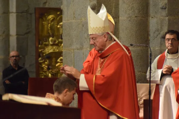 Mons. Peña Parra impone las manos a Mons. Serrano. Crédito: Obispado de Urgell