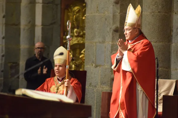 Mons. Serrano sentado en su sede con la mitra y el báculo. Crédito: Obispado de Urgell