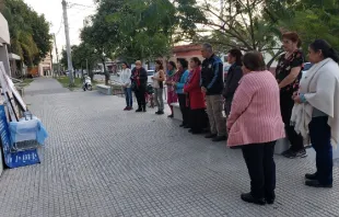 Personas rezando en la puerta de un hospital en Argentina Crédito: 40 días por la vida Argentina
