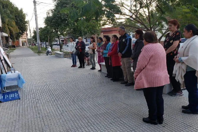 Personas rezando en la puerta de un hospital en Argentina