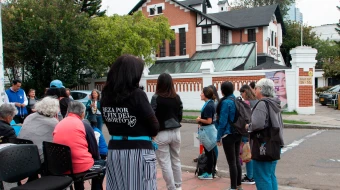 Voluntarios de 40 Días por la Vida rezan frente a un centro de abortos en Colombia.