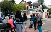 Voluntarios de 40 Días por la Vida rezan frente a un centro de abortos en Colombia.