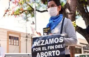 Mujer reza ante clu00ednica de aborto. Cru00e9dito: Archidiu00f3cesis de Sucre (Bolivia) 