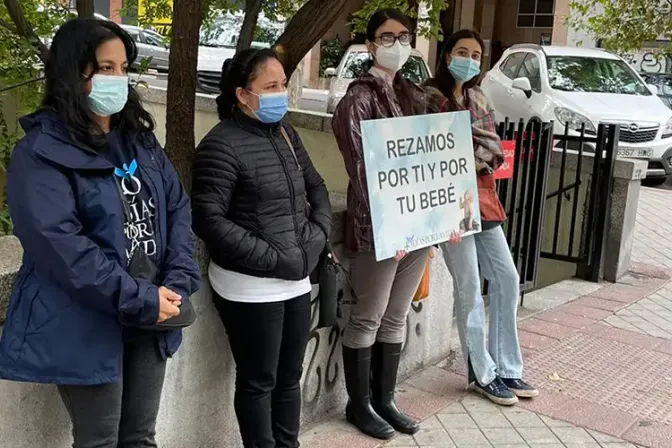 Congreso de España aprobaría criminalizar a providas que oran ante clínicas de aborto 