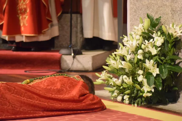 Mons. Serrano postrado durante la Letanía de los Santos. Crédito: Obispado de Urgell