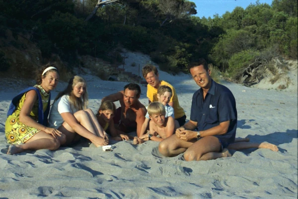 El rey Balduino junto a su hermana Josefina Carlota, Gran Duquesa de Luxemburgo y sus hijos. Crédito: Cortesía