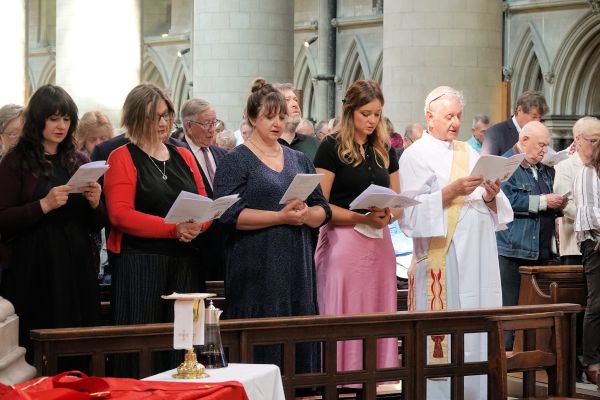 John Morrill y sus cuatro hijas. Crédito: RC Diocese Of East Anglia vía Flickr (CC BY-NC-SA 2.0)