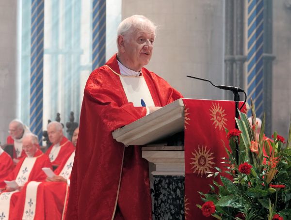 El P. John Morrill se dirige a los fieles presentes en la Misa de su ordenación sacerdotal. Crédito: RC Diocese Of East Anglia vía Flickr (CC BY-NC-SA 2.0)