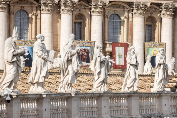 Imágenes de los nuevos santos juntos a las esculturas de los santos de la Iglesia en San Pedro. Crédito: Daniel Ibáñez